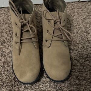 NWOT Lugz Tan Lace-Up Ankle Boots Size 9